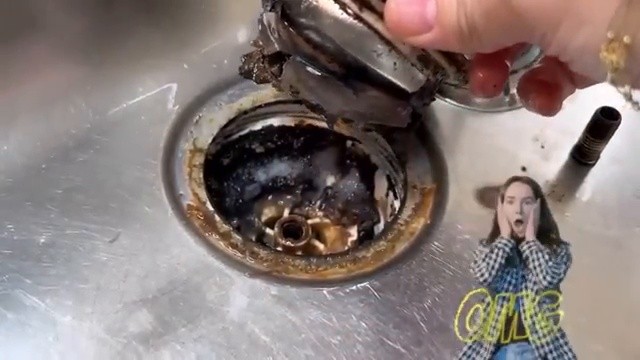 Découverte de la saleté accumulée dans la bonde démontée
