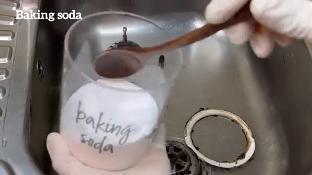Application généreuse du bicarbonate de soude sur les éléments