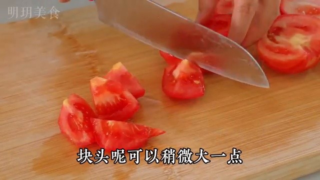 Découpe des tomates pelées en morceaux irréguliers