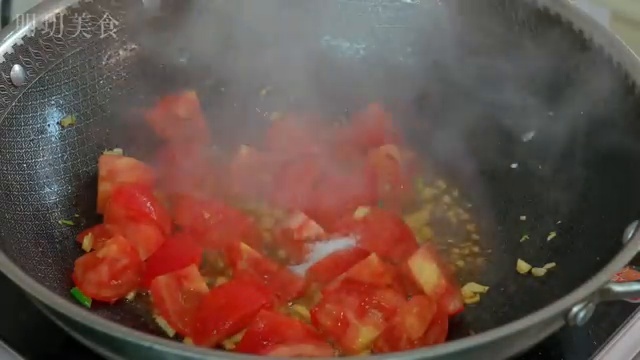 Ajout du sel sur les tomates en début de cuisson