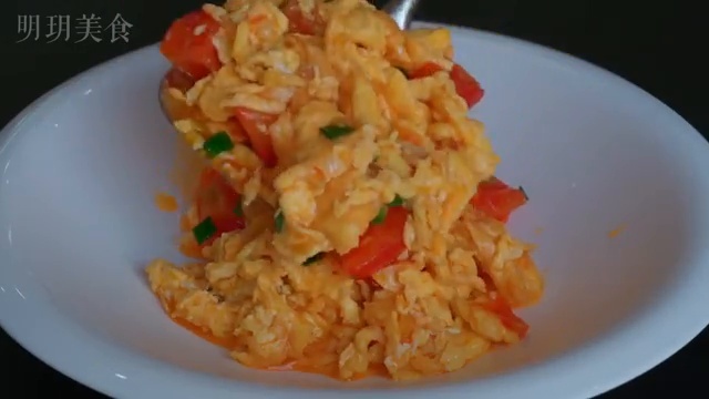 Le plat final dressé dans une assiette creuse blanche
